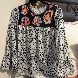 Cute flowy spotted top